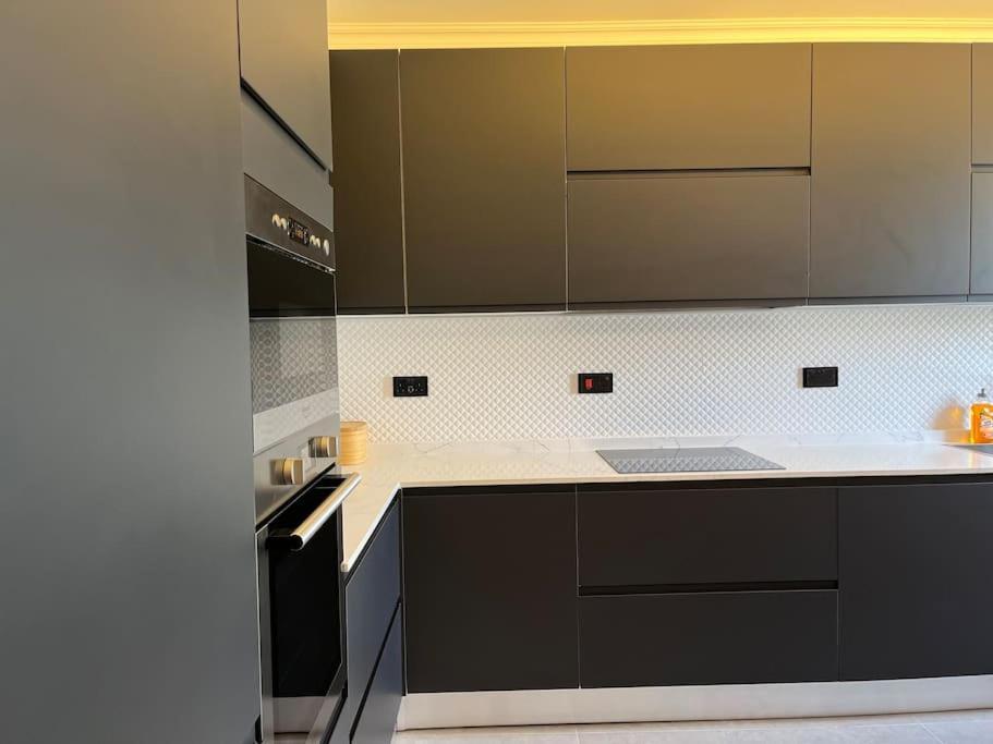 Beautiful 4-Bedroom Townhouse In スリーマ エクステリア 写真